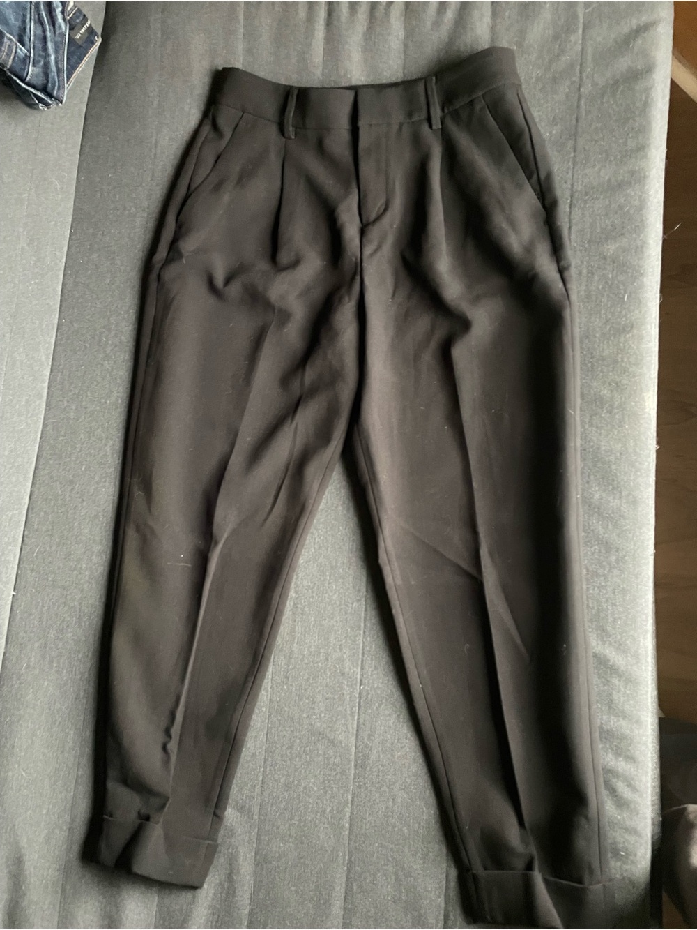 Banana Republic women’s dress pant black pleated with tapered cropped leg size 4